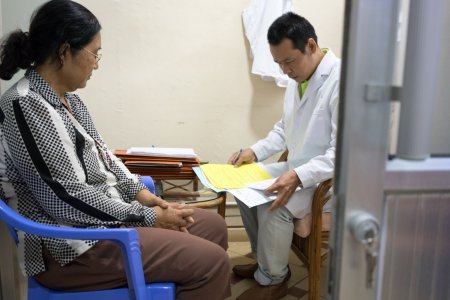 Nov Sokah, 61, in consultation with MSF Nurse Counsellor Chor Samang at the MSF Hepatitis C clinic at Preah Kossamak Hospital in Phnom Penh, Cambodia, 20, April 2017.