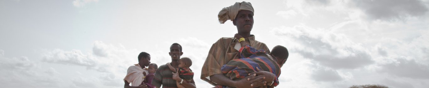 Des réfugiés somaliens et leurs enfants se rendent dans un nouveau centre