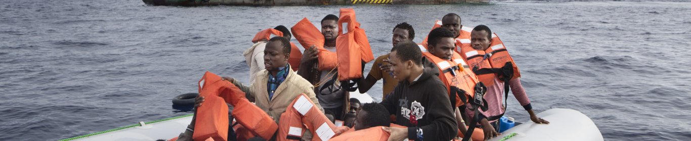 Des réfugiés sur un bateau sont sauvés par MSF