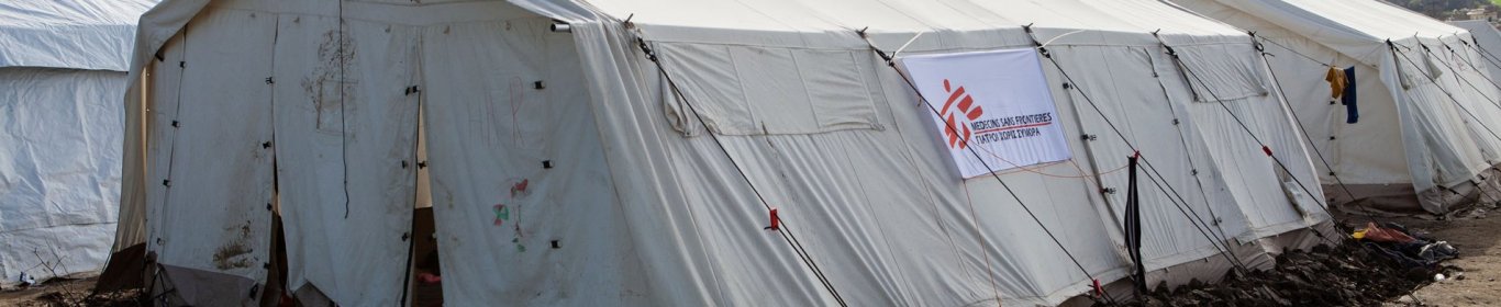 une tente Médecins Sans Frontières pour les réfugiés