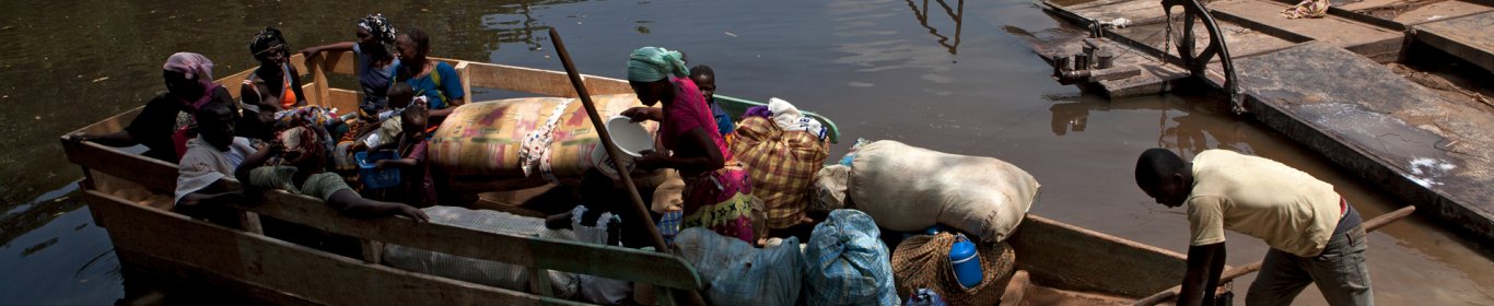 Réfugiés libériens dans une barque