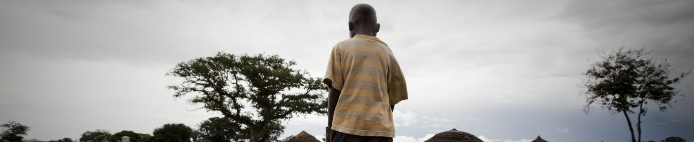 Un jeune garçon se rend dans un centre MSF en Ouganda 