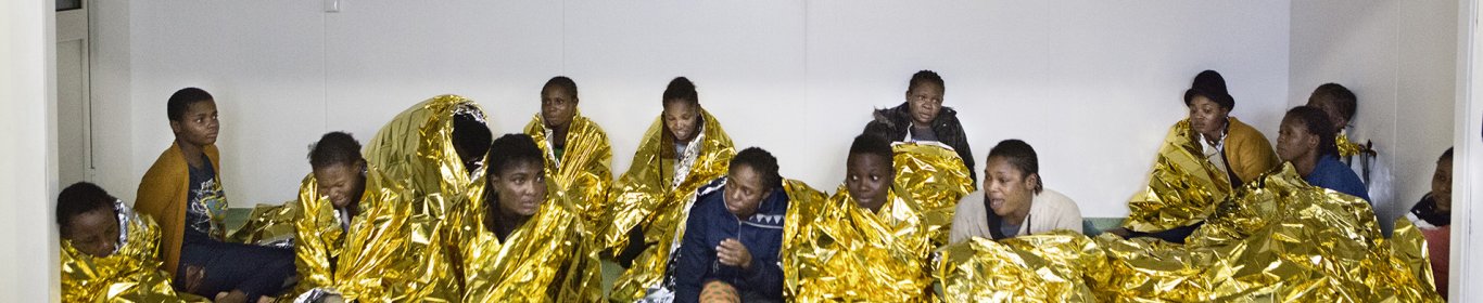 Un groupe de Nigérians sur le bateau MSF Bourbon Argos, après une opération de sauvetage en mer Méditerranée 