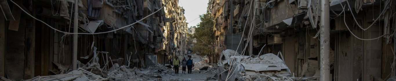 Une rue bombardée du quartier de Bustan Al Kasr, dans la ville d'Alep en Syrie