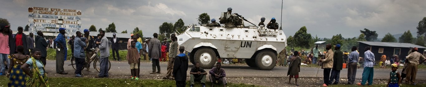 Un véhicule de la MONUC arrive au camp de Kibati, au nord de Goma, en RDC