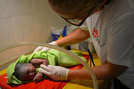 Midwife attends to a newborn child in the MSF hospital maternity ward in Agok