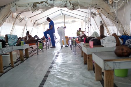 Des victimes du choléra sont alitées sous une tente de Médecins Sans Frontières