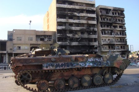 Un tank et des bâtiments en ruines dans les rues de Misrata en Libye