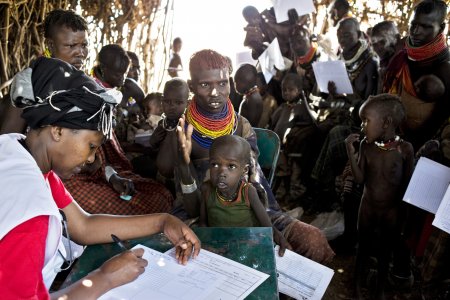 Un membre de médecin sans frontières rencontre les habitant d'un village au Kenya