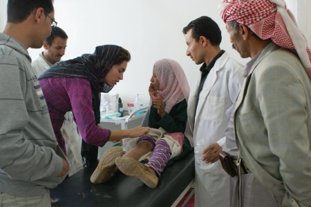 MSF doctors take care of a young girl in Yemen