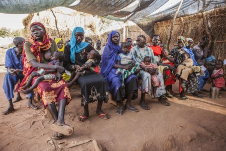 Des mères attendent avec leurs enfants victimes de malnutrition
