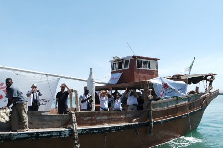 Un bateau transporte une aide médicale d'urgence
