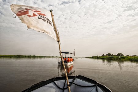 un bateau MSF navigue sur une rivière du Soudan