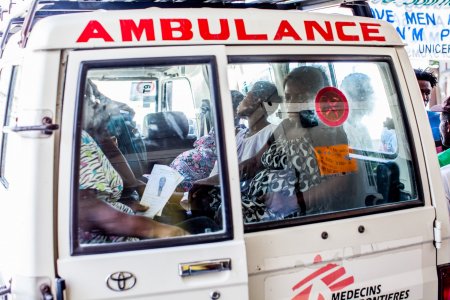 Des patients attendent d'être transférés dans un hôpital de Port-au-Prince