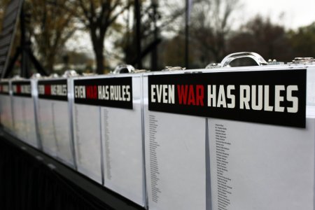 Pancartes de protestations contre les violences de guerre
