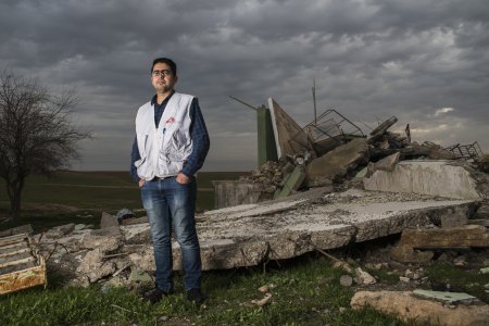 Un membre MSF au milieu de débris en Irak
