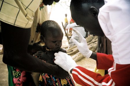 Un enfant se fait vacciner sur le site de Malith au Soudan