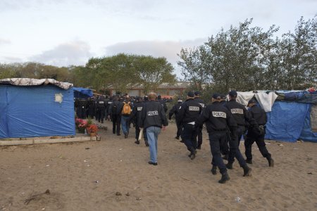 Des réfugiés afghans sont arrêtés pendant la démolition de la jungle de Calais 