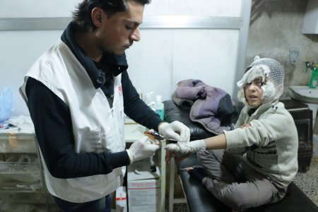 Un enfant syrien est pris en charge par un médecin dans un centre MSF en Syrie