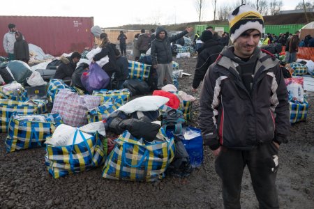 Les réfugiées arrivent au camp de La Linière avec leurs baggages