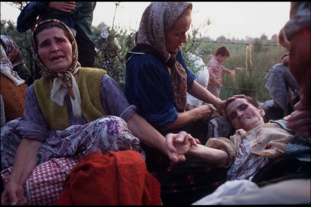 Tuzla: Refugees from the Srebrenica enclave (women, children and elderly), just one day after it's fall. Juillet 1995