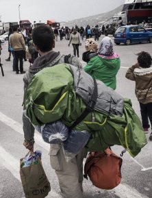 Une famille de réfugiés arrivent à Athènes, en Grèce.