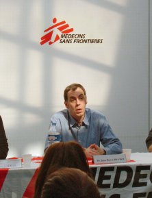 Jean-Hervé Bradol durant une conférence de presse