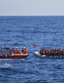 Les équipes de MSF distribuent des gilets de sauvetage à des migrants sur un bateau en mer Méditerranée